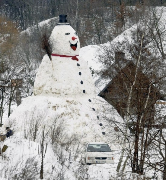 Польский снеговик-годзилла. Смешные фото с характером и индивидуальностью