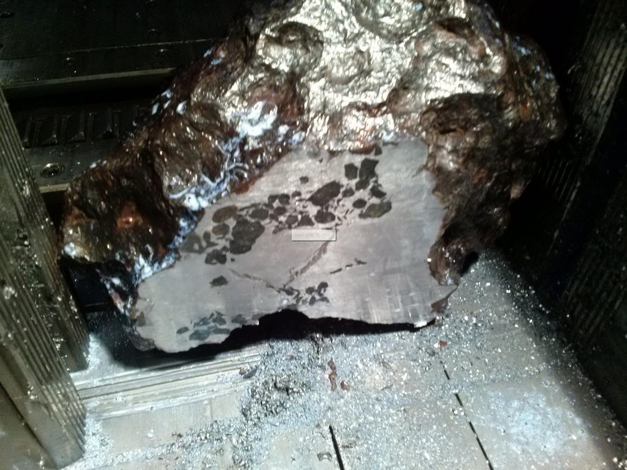 Челябинский метеорит распилили. Юмор вещь серьезная: забавные снимки