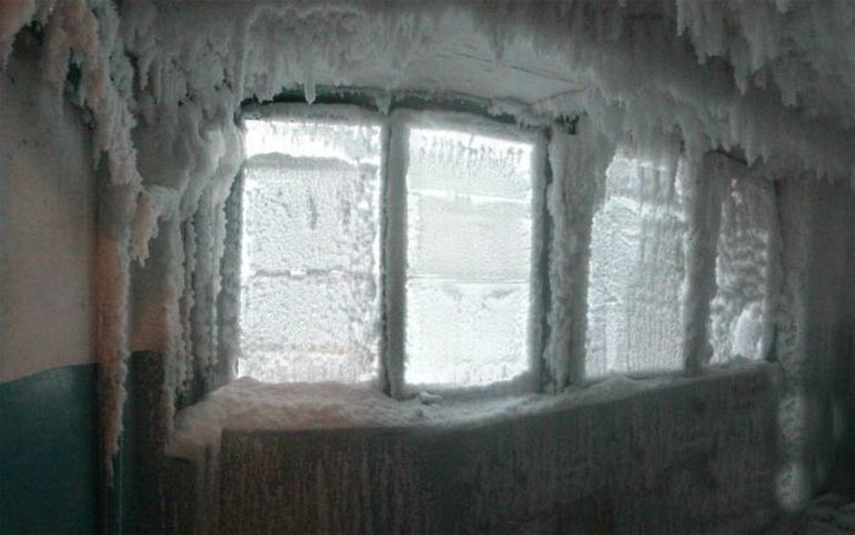 Подъезд жилого дома при -59°C за окном. Веселые картинки для всех возрастов и настроений