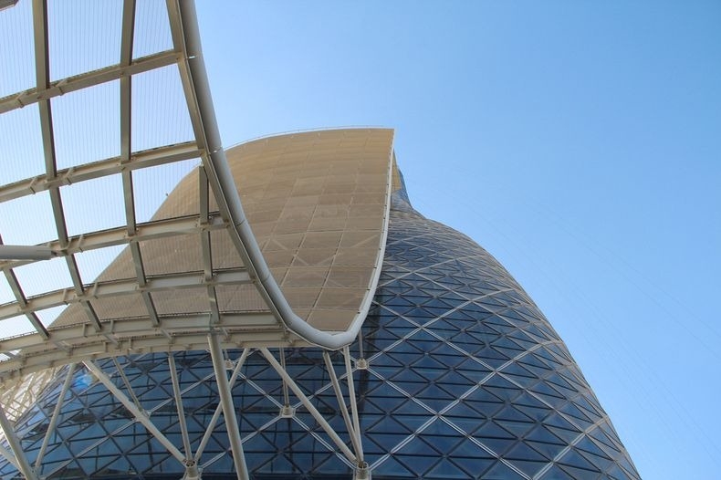 Падающая башня Абу-Даби.Ворота Столицы.. Самые смешные картинки, которые покоряют сердца всех