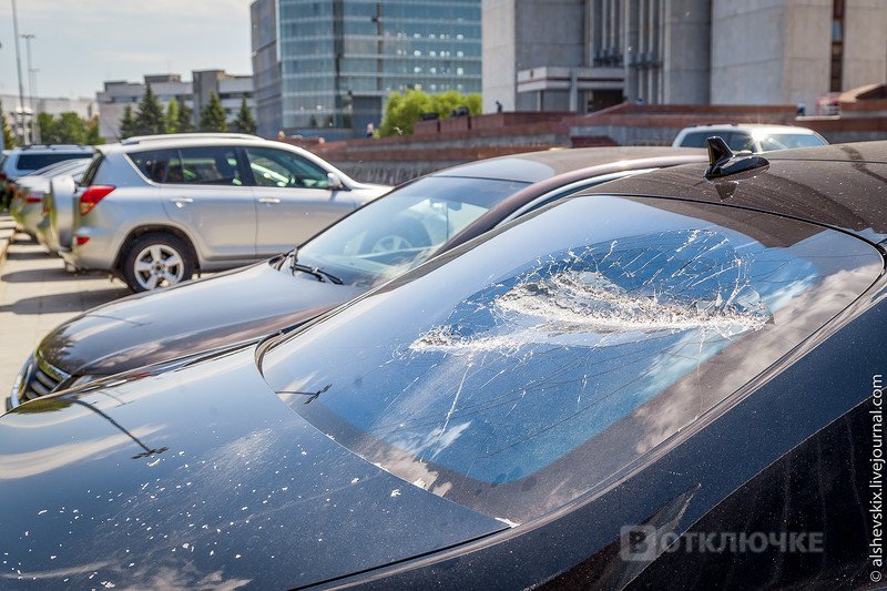 В Екатеринбурге человек с арматурой повредил машины у здания Заксобрания