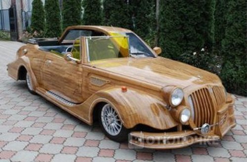 Когда коту делать нечего, он делает себе деревянный автомобиль.