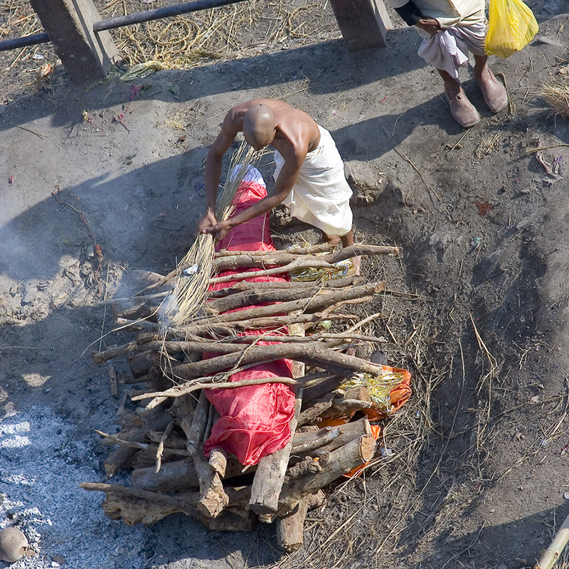 Кремация в Индии. Захватывающие виды, запечатленные в элегантных фотографиях