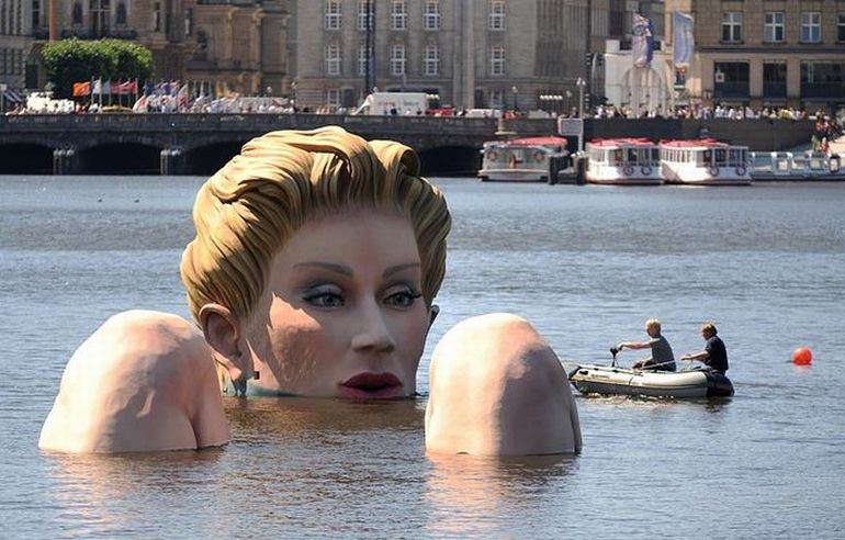 Огромная «Русалка» в Гамбурге. Веселые картинки, чтобы забыть о всех проблемах