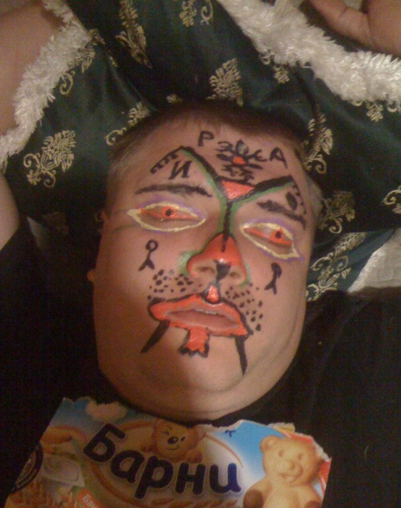 Разрисованный человек. Разрисованные люди. Разрисовали лицо пьяному.