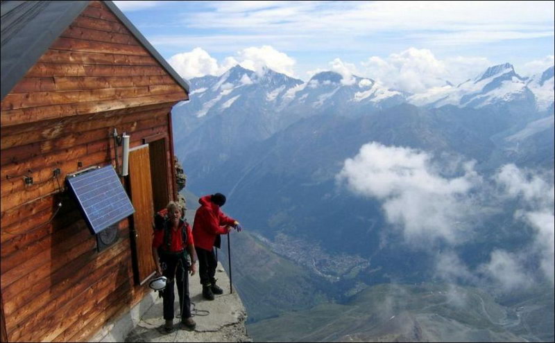 Домик в горах Швейцарии. Картинки с приколами: рассмейся до слез