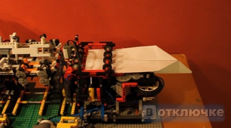 LEGO-машина для создания бумажных самолетиков. Заряд юмора: видео, чтобы организм шевелился от смеха