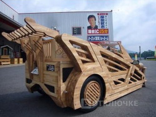 Когда коту делать нечего, он делает себе деревянный автомобиль.
